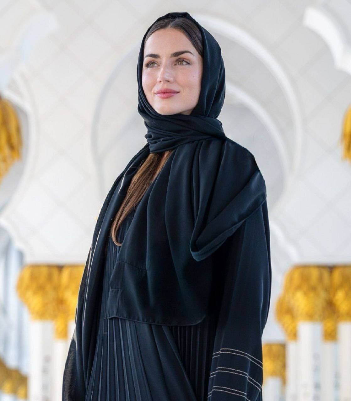 خانم بازیگر مشهور هالیوودی با حجاب اسلامی در مسجد شیخ زاید | تصاویر