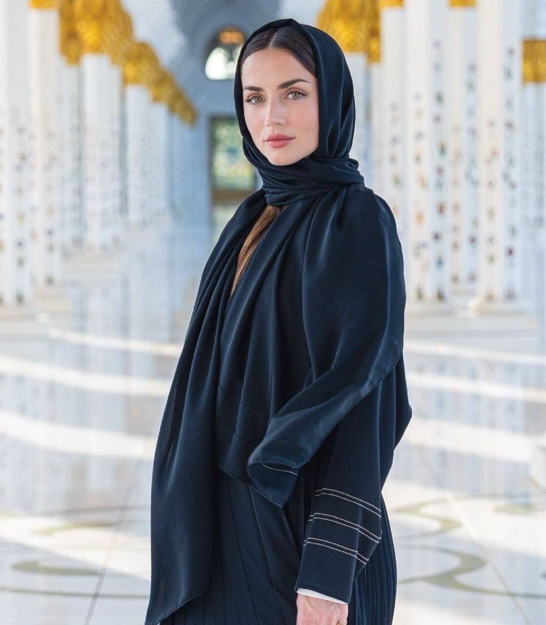 خانم بازیگر مشهور هالیوودی با حجاب اسلامی در مسجد شیخ زاید | تصاویر