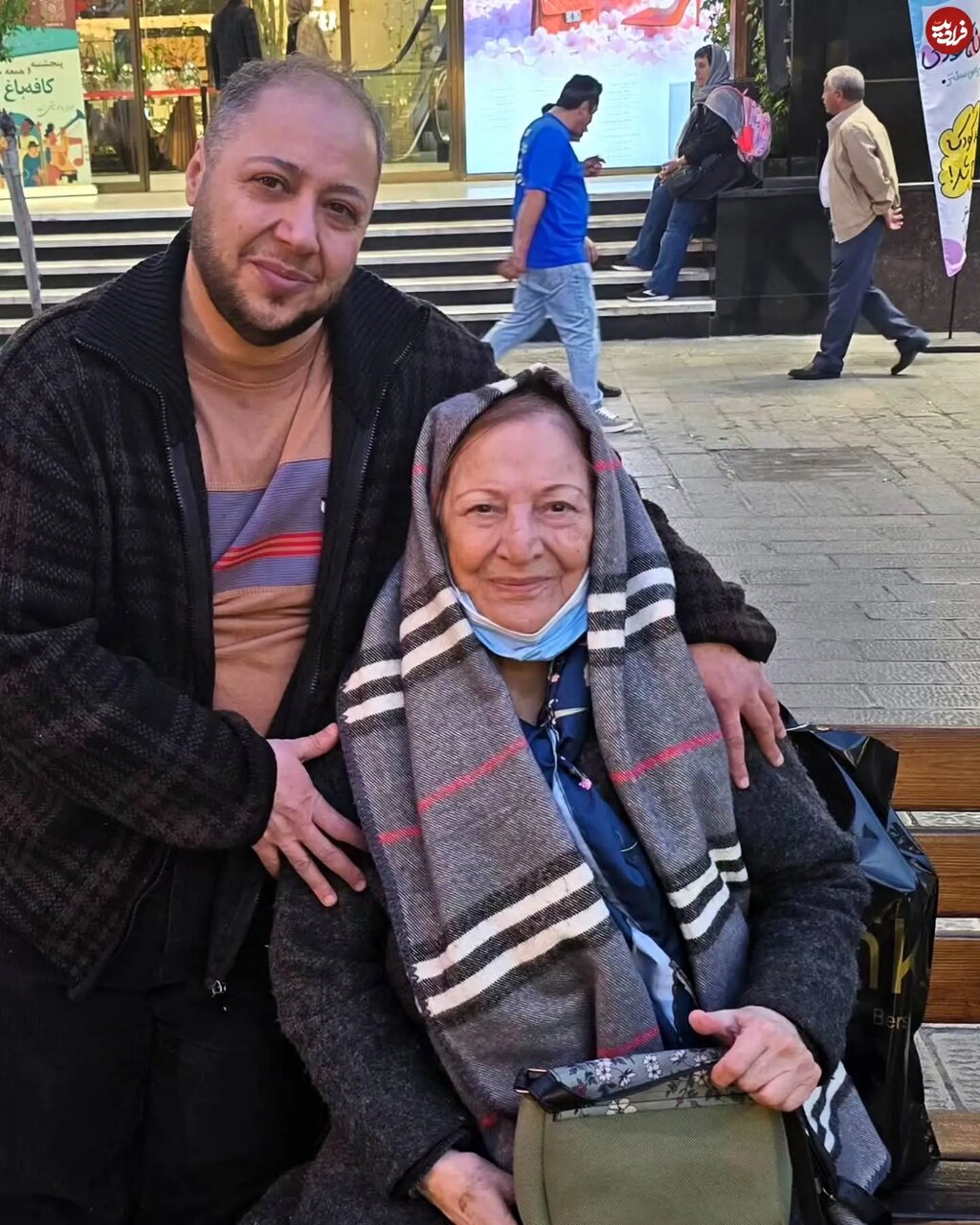 تصاویری کمتر دیده شده از مازیار لرستانی در کنار پدر و مادرش