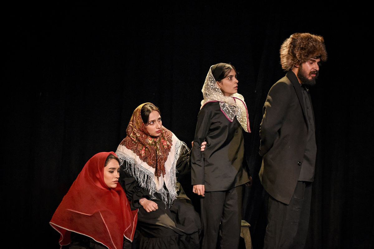 فرهاد آییش، الناز ‌حبیبی و وحید ‌آقاپور همچنان روی صحنه