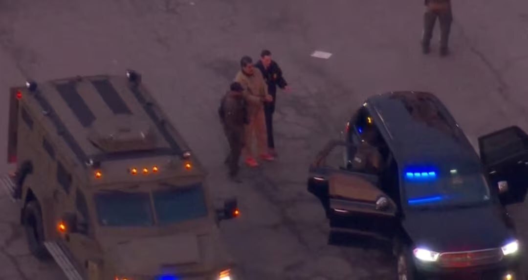 تصاویر جدید از انتقال مادورو و همسرش با دستان بسته  و لباس زندان به دادگاه نیویورک | تصاویر