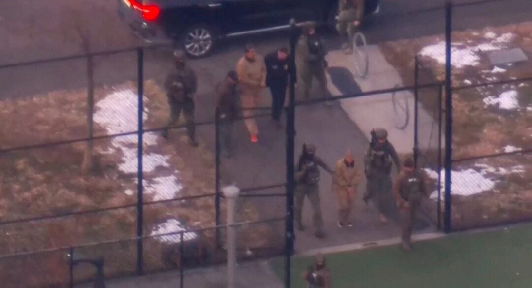 تصاویر جدید از انتقال مادورو و همسرش با دستان بسته  و لباس زندان به دادگاه نیویورک | تصاویر