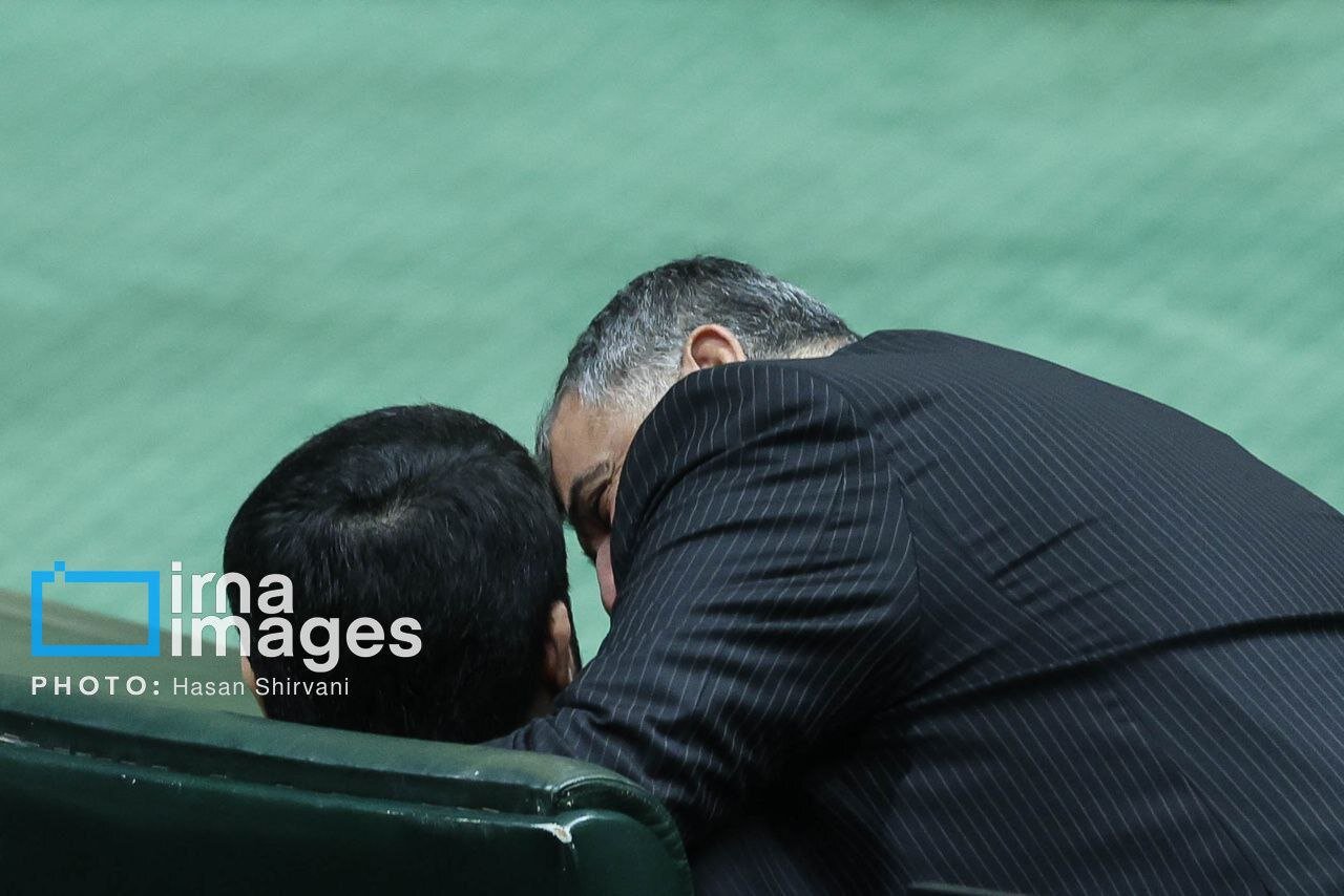 حرف‌های درگوشی‌ نمایندگان مجلس | تصاویر