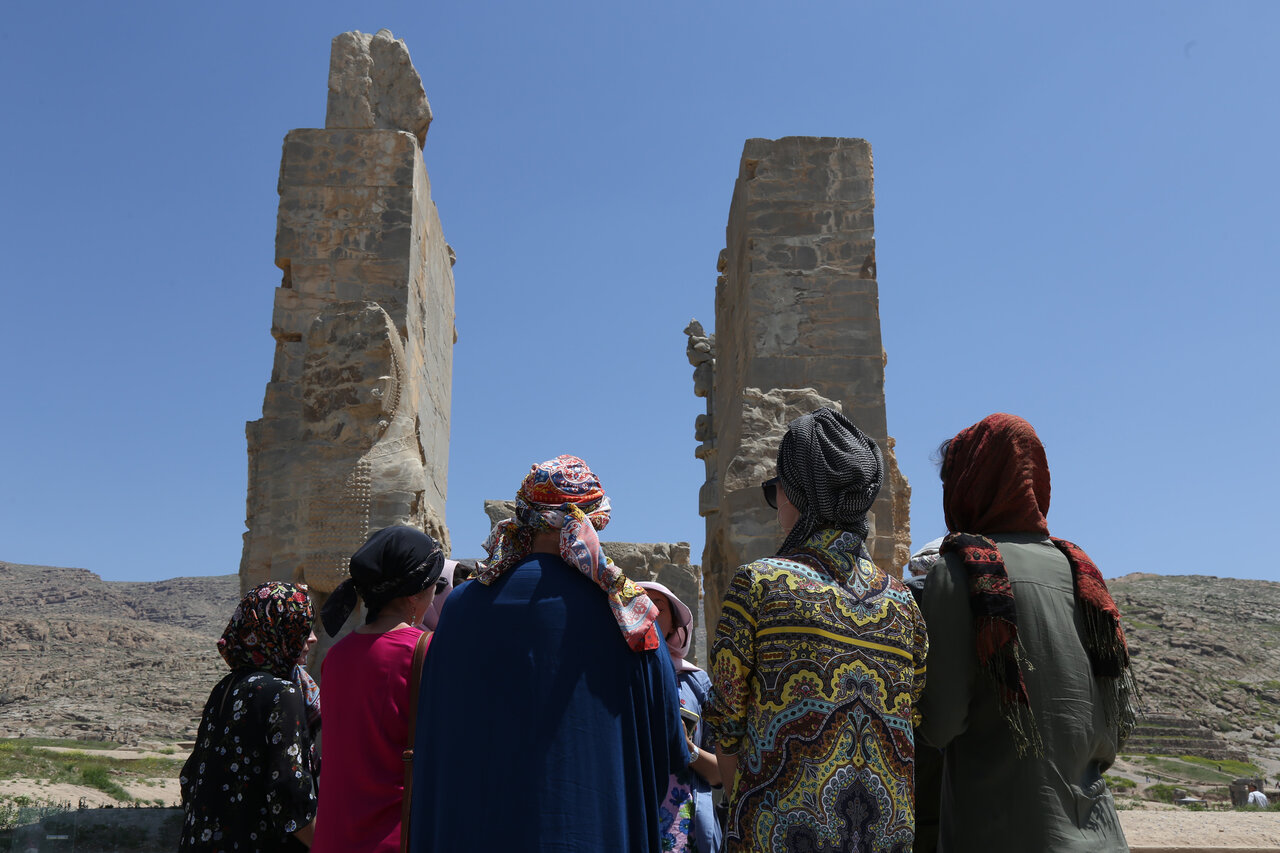 امسال چند گردشگر خارجی به ایران آمدند؟ | پیش بینی رشد منفی گردشگری در دی و بهمن | اینفلوئنسرهای خارجی در ایران