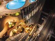 معماری بی نظیر ساختمان ۱۶ طبقه ؛ تجربه یک دره وسط شهر! | تصاویر