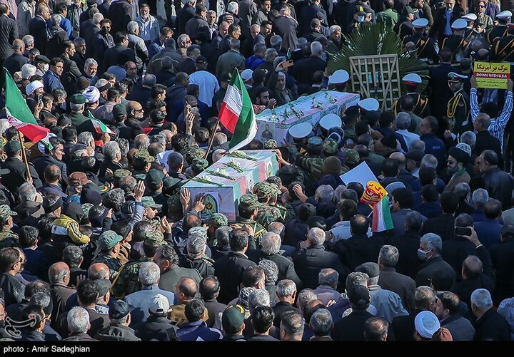 تشییع پیکر سه شهید مدافع امنیت در حرم مطهر شاهچراغ(ع)