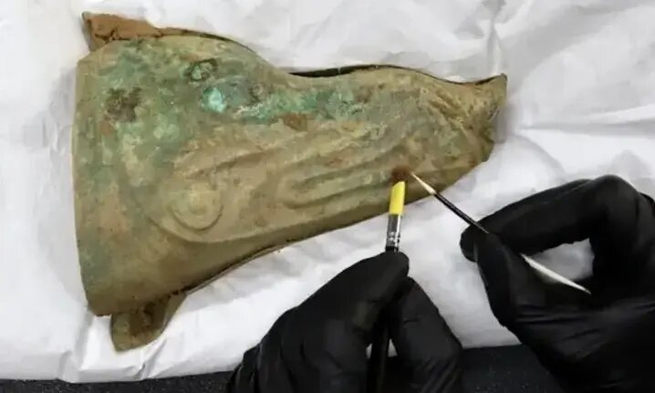 بیرون آمدن شیپور جنگ پس از ۲ هزار سال از زیر خاک | عکس