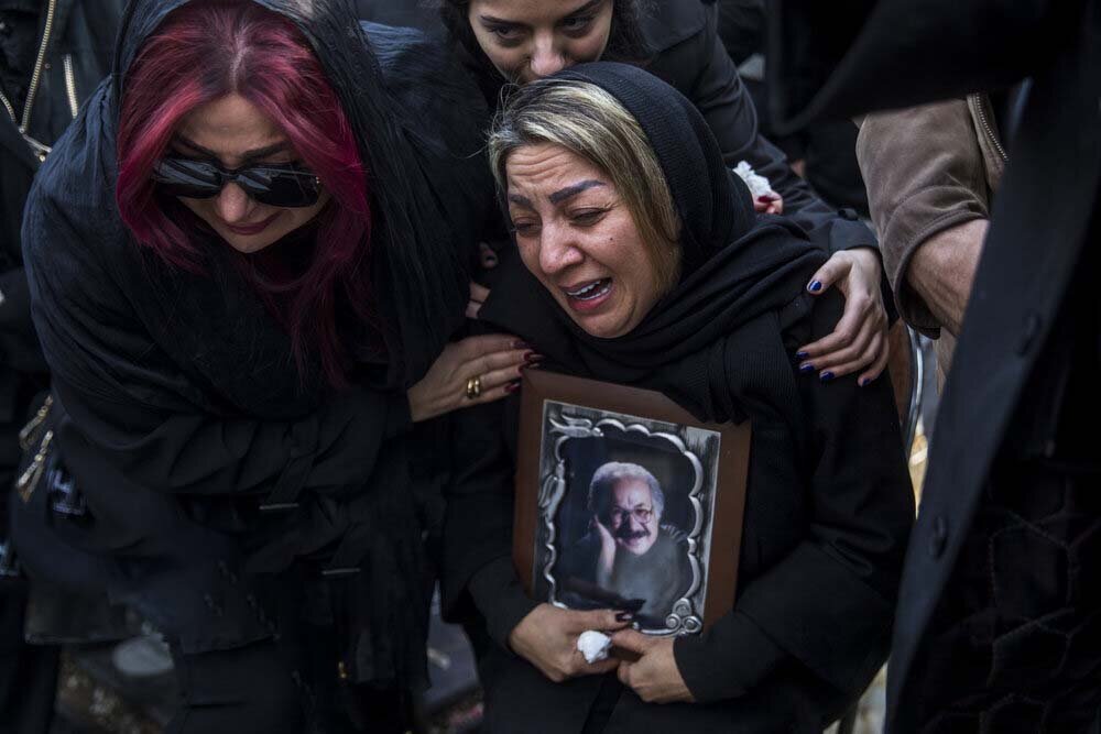 گریه و عزاداری هنرمندان در مراسم تشییع پیکر سعید پیردوست | تصاویر