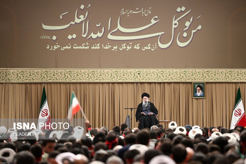 نوشته پشت سر رهبر انقلاب در دیدار با مردم قم جلب توجه کرد