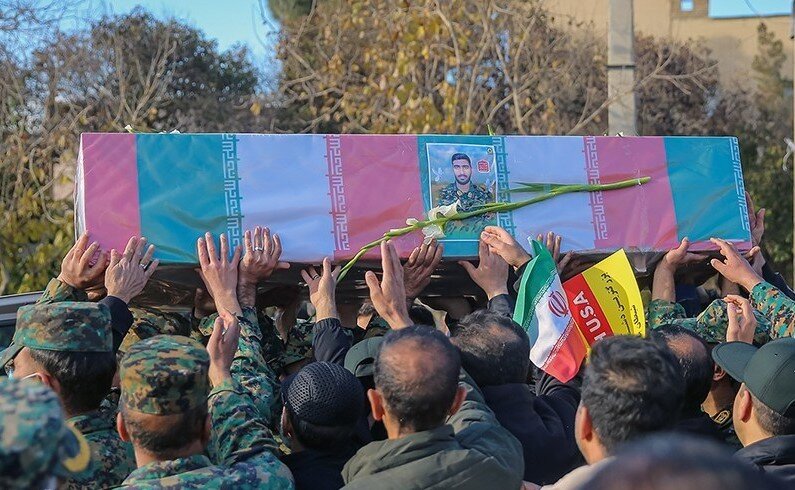 آشوبگران پشت سد مردم