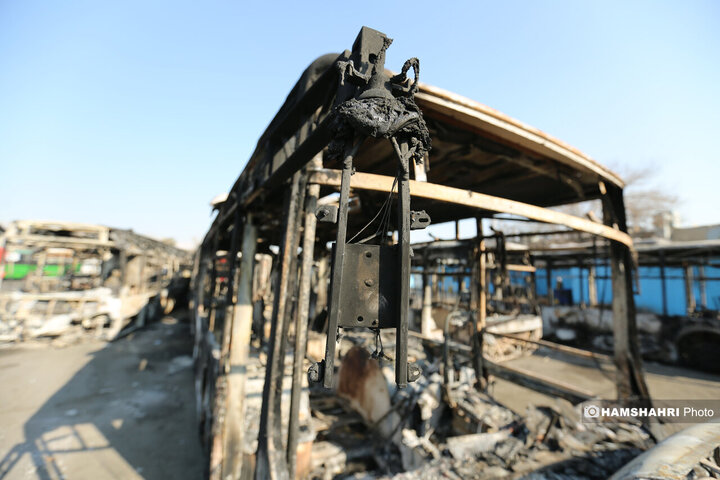 آسیب و تخریب به اتوبوس های عمومی در جریان اغتشاشات در تهران