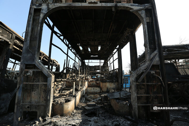 آسیب و تخریب به اتوبوس های عمومی در جریان اغتشاشات در تهران