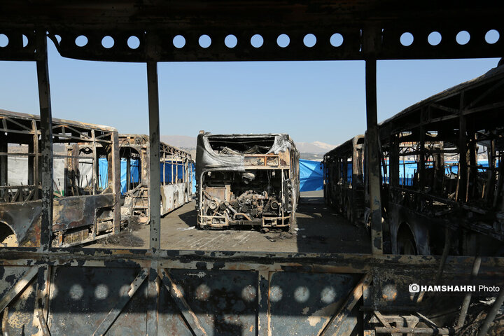 آسیب و تخریب به اتوبوس های عمومی در جریان اغتشاشات در تهران