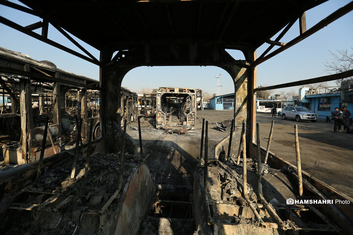 آسیب و تخریب به اتوبوس های عمومی در جریان اغتشاشات در تهران