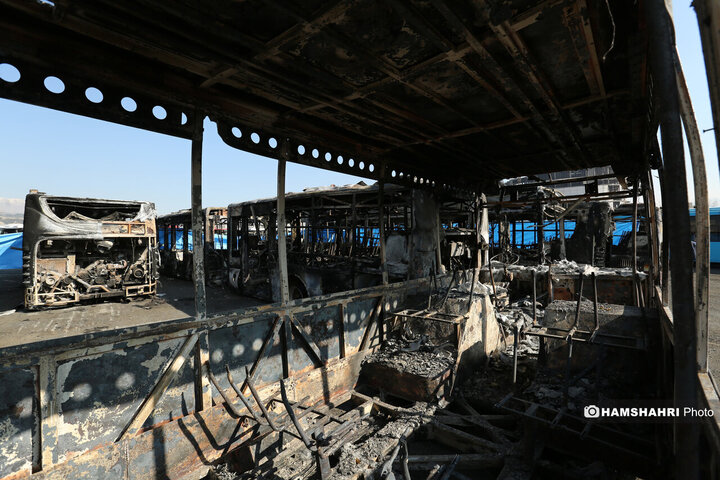 آسیب و تخریب به اتوبوس های عمومی در جریان اغتشاشات در تهران