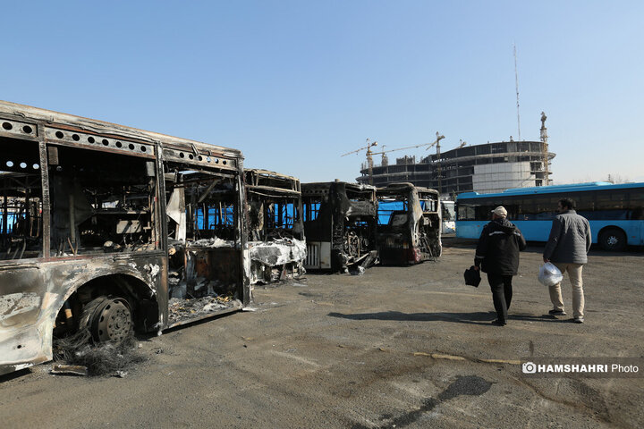 آسیب و تخریب به اتوبوس های عمومی در جریان اغتشاشات در تهران