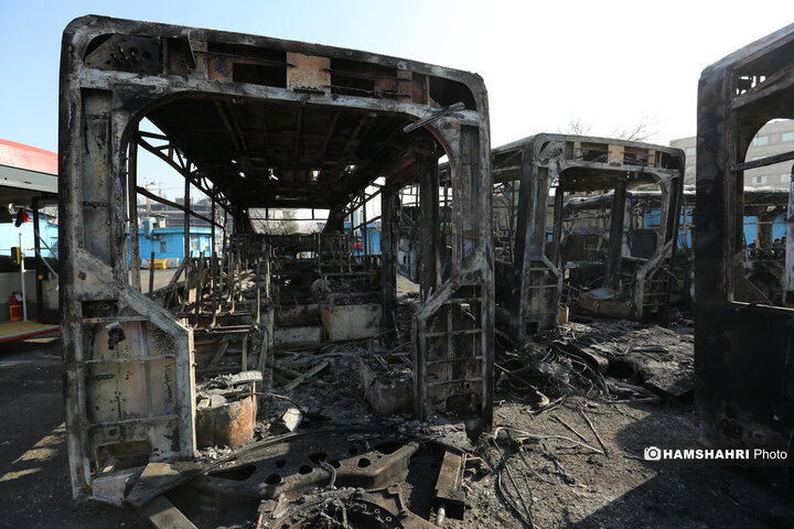 آسیب و تخریب به اتوبوس های عمومی در جریان اغتشاشات در تهران