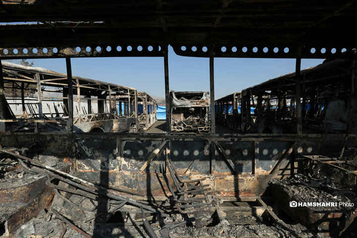 آسیب و تخریب به اتوبوس های عمومی در جریان اغتشاشات در تهران