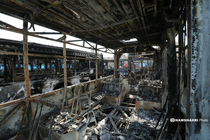 آسیب و تخریب به اتوبوس های عمومی در جریان اغتشاشات در تهران