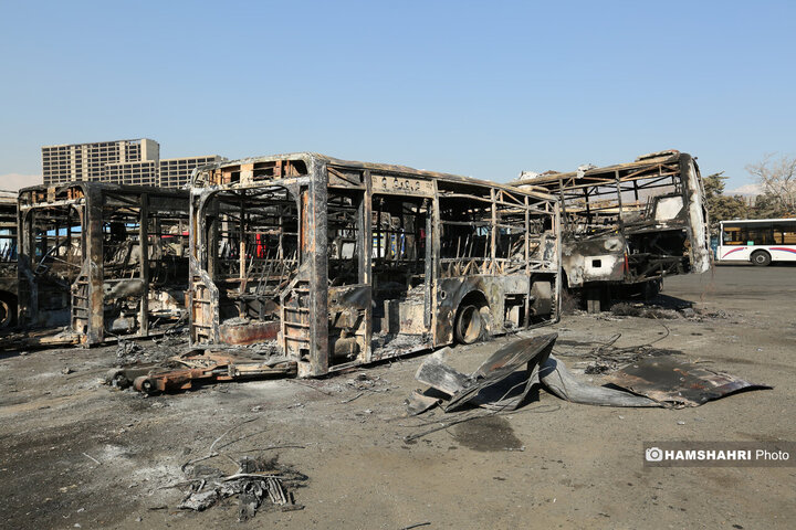 آسیب و تخریب به اتوبوس های عمومی در جریان اغتشاشات در تهران