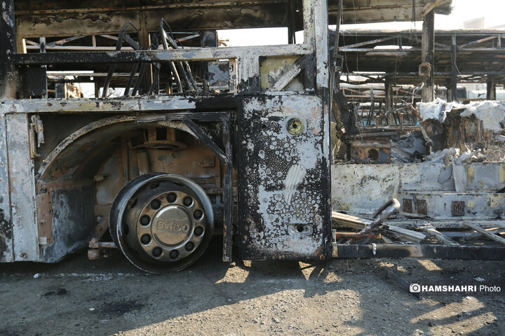 آسیب و تخریب به اتوبوس های عمومی در جریان اغتشاشات در تهران