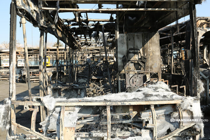 آسیب و تخریب به اتوبوس های عمومی در جریان اغتشاشات در تهران