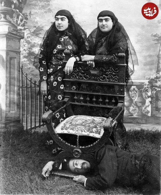 ژست عجیب «داماد ناصرالدین شاه» در زیر صندلی | عکس