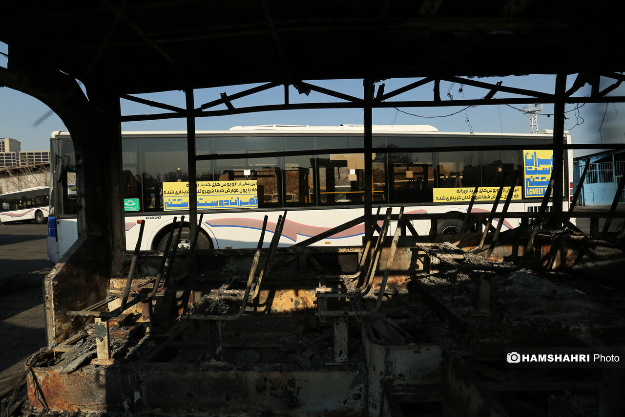 آسیب و تخریب به اتوبوس های عمومی در جریان اغتشاشات در تهران