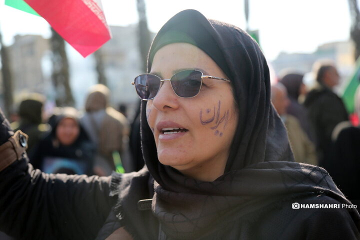 اجتماع مردم در میدان انقلاب