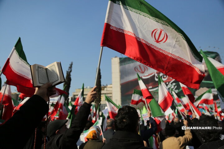 اجتماع مردم در میدان انقلاب