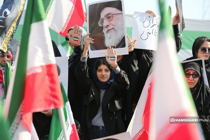 اجتماع مردم در میدان انقلاب