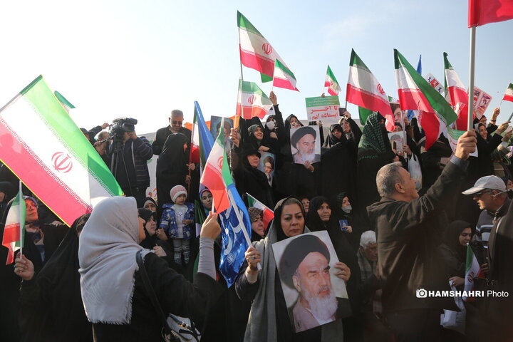 اجتماع مردم در میدان انقلاب