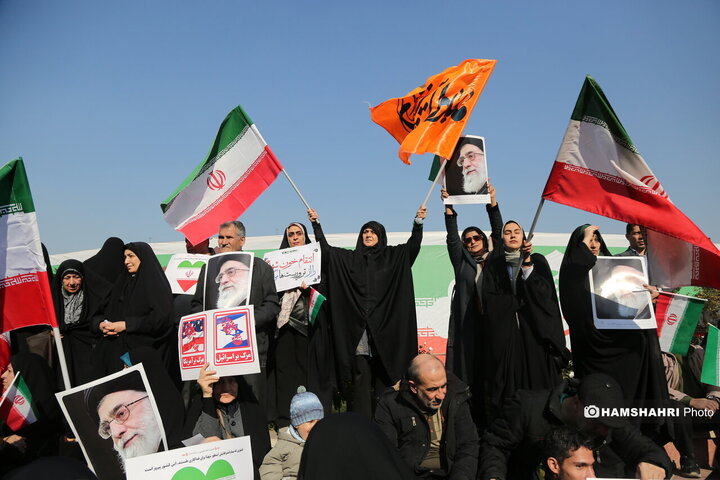 اجتماع مردم در میدان انقلاب