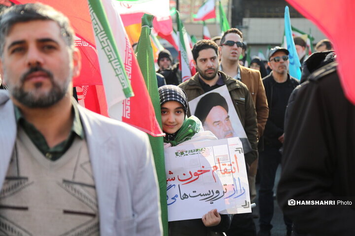 اجتماع مردم در میدان انقلاب