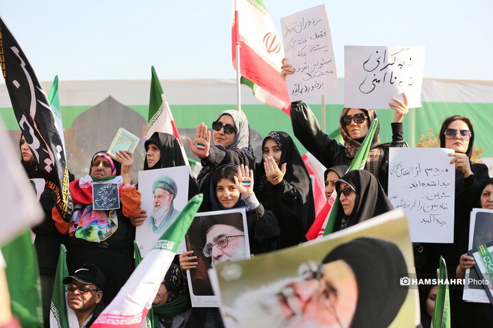 اجتماع مردم در میدان انقلاب