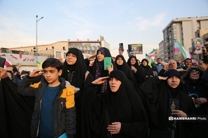 اجتماع مردم در میدان انقلاب