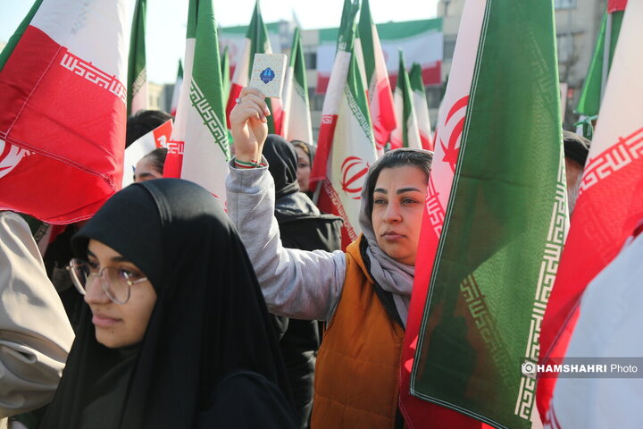 اجتماع مردم در میدان انقلاب