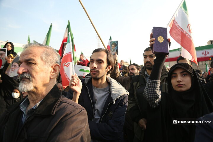 اجتماع مردم در میدان انقلاب