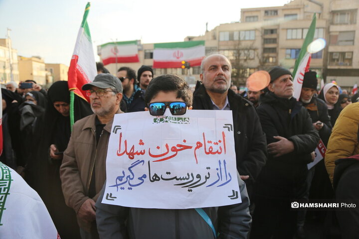 اجتماع مردم در میدان انقلاب