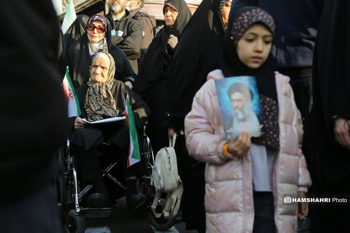 اجتماع مردم در میدان انقلاب