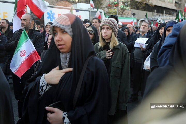 اجتماع مردم در میدان انقلاب