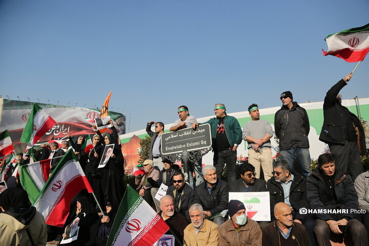 اجتماع مردم در میدان انقلاب