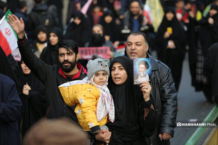 اجتماع مردم در میدان انقلاب