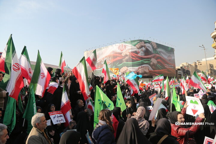 اجتماع مردم در میدان انقلاب