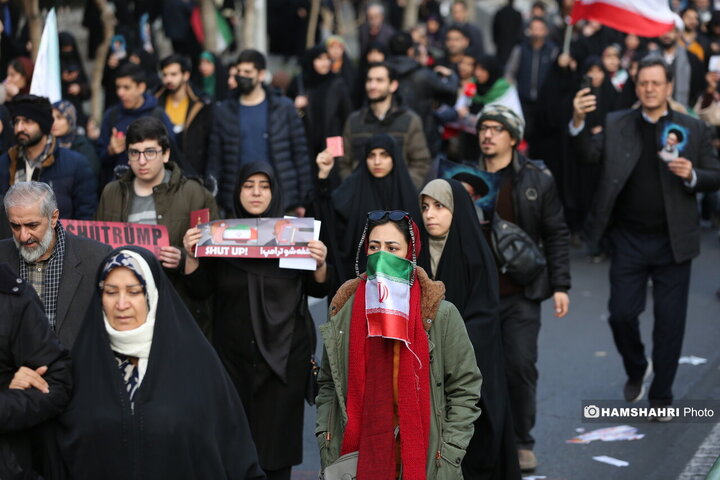 اجتماع مردم در میدان انقلاب