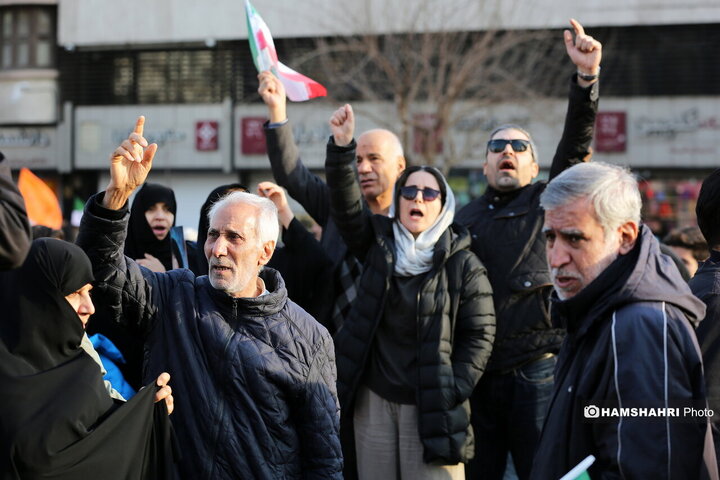 اجتماع مردم در میدان انقلاب