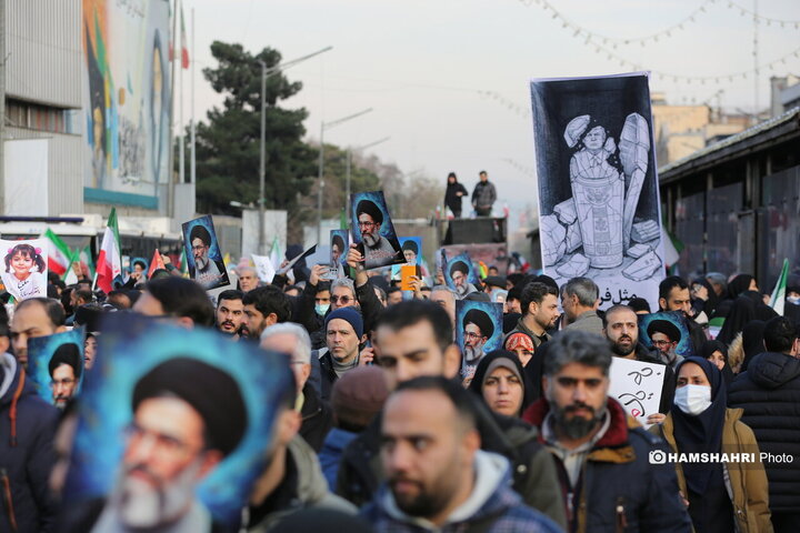 اجتماع مردم در میدان انقلاب