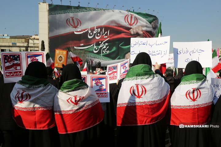 اجتماع مردم در میدان انقلاب