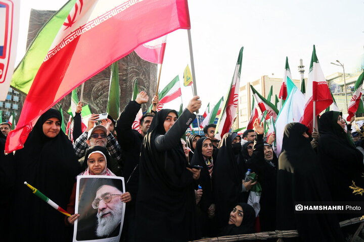 اجتماع مردم در میدان انقلاب