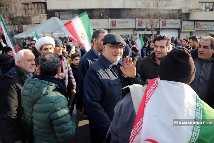 اجتماع مردم در میدان انقلاب